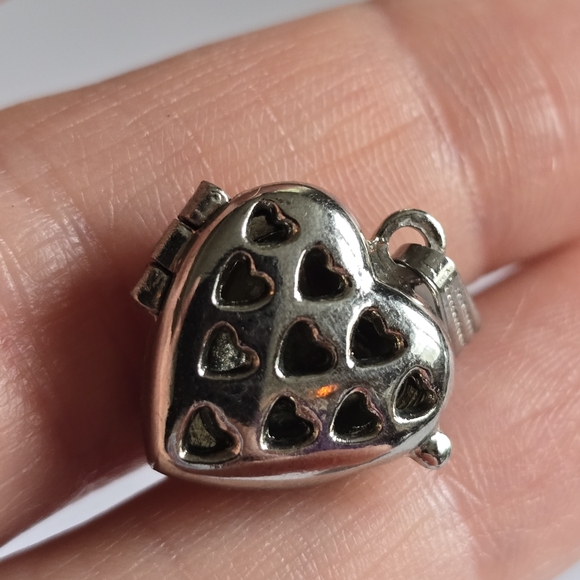 Heart locket pendant silver tone cutout scent aromatherapy charm - Picture 3 of 10